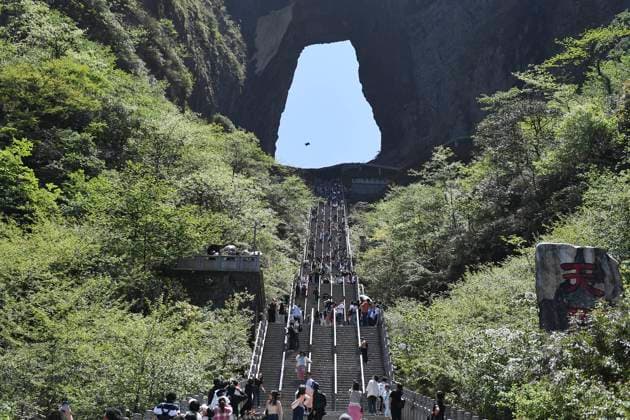 Bilder des Jahres 2023, Sport 04 April Sport Themen der Woche KW17 ZHANGJIAJIE, CHINA - APRIL 30: Wingsuit flyer Zhang Shupeng of China wearing wingsuit glides through the Tianmen Cave, 131.5m in height and 57m in width, at Zhangjiajie Scenic Spot on April 30, 2023 in Zhangjiajie, Hunan Province of China.  Copyright: xChinaxNewsxServicex 111434373468 