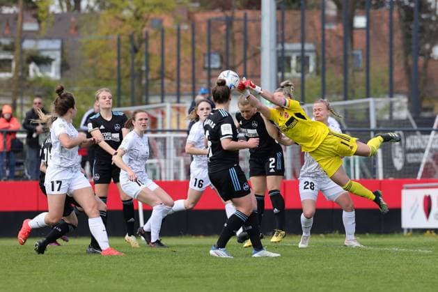 2. Frauen - Bundesliga 2022-2023: 1. FC Nürnberg - SG 99 Andernach Lea Paulick (FCN, 1) rettet nach Eckball SG 99 Andernach vor Alina Wagner (SG99, 28), Vanessa Zilligen (SG99, 15), Karla Engels (SG99, 16) Nürnberg Sportpark Valznerweiher Bayern Deutschland