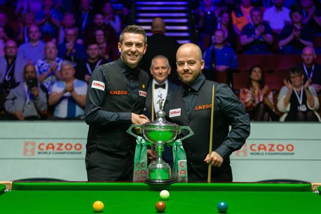 Bilder des Jahres 2023, Sport 04 April Sport Themen der Woche KW17 Snooker Cazoo Snooker World Championship, WM, Weltmeisterschaft Mark Selby & Luca Brecel shake hands at the top of the table either side of the Cazoo Snooker World Championship Trophy ahead of the 1st session of the Cazoo Snooker World Championship Final 2023, Crucible Theatre, Sheffield, United Kingdom on 30 04 2023. Sheffield Crucible Theatre South Yorkshire England Editorial use only , Copyright: xColinxPoultneyx PSI-17341-0010