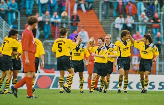 RECORD DATE NOT STATED Aus DFB Pokal Saison 1993 94 Hannover 96 - Dynamo Dresden 2:3 am 11.09.1993. Im Foto: Torjubel bei Dynamo Spieler *** From DFB Cup season 1993 94 Hannover 96 Dynamo Dresden 2 3 on 11 09 1993 In photo goal celebration with Dynamo player