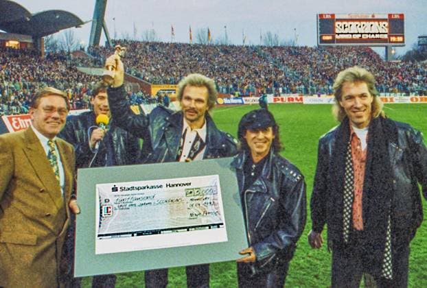 RECORD DATE NOT STATED Aus DFB Pokal Halbfinal 1991 92 Hannover 96 - Werder Bremen 6:5 i.E. am 08.04.1992. Im Foto: die Musikgruppe Scorpions spendete für Gemeinnützige Projekte 5.000 Euro - mi Mütze Klaus Meine *** From DFB Cup semifinal 1991 92 Hannover 96 Werder Bremen 6 5 i E on 08 04 1992 In the photo the music group Scorpions donated for charitable projects 5 000 Euro mi cap Klaus Meine
