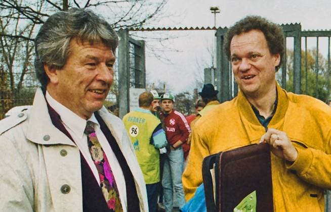 RECORD DATE NOT STATED Aus DFB Pokal Halbfinal 1991 92 Hannover 96 - Werder Bremen 6:5 i.E. am 08.04.1992. Im Foto: Helmut Müller und Tüpperwien *** From DFB Cup semifinal 1991 92 Hannover 96 Werder Bremen 6 5 i E on 08 04 1992 In photo Helmut Müller and Tüpperwien