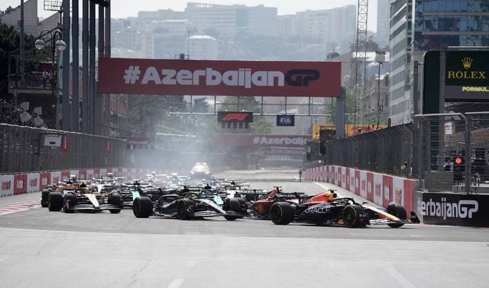 30.04.2023, Baku City Circuit , Baku, FORMULA 1 AZERBAIJAN GRAND PRIX 2023 ,im Bild Rennstart: Sergio Perez (MEX), Oracle Red Bull Racing, Max Verstappen (NLD), Oracle Red Bull Racing, Lewis Hamilton (GBR), Mercedes-AMG Petronas Formula One Team, Fernando Alonso (ESP), Aston Martin Aramco Cognizant Formula One Team Baku Baku City Circuit AZERBAIJAN
