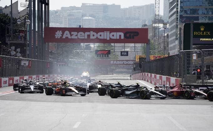 FORMULA 1 AZERBAIJAN GRAND PRIX 2023 30.04.2023, Baku City Circuit , Baku, FORMULA 1 AZERBAIJAN GRAND PRIX 2023 ,im Bild Rennstart: Carlos Sainz Jr. (ESP), Scuderia Ferrari, Lewis Hamilton (GBR), Mercedes-AMG Petronas Formula One Team, Fernando Alonso (ESP), Aston Martin Aramco Cognizant Formula One Team, Lando Norris (GBR), McLaren F1 Team