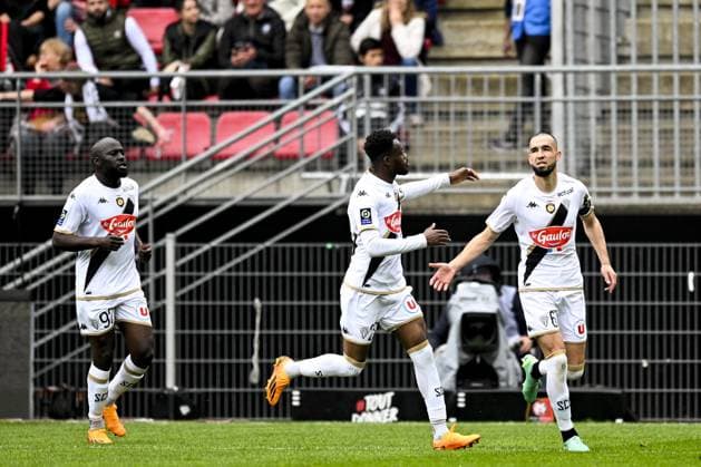 Joie des joueurs d Angers apres le but de Nabil Bentaleb (Angers) sur penalty FOOTBALL : Rennes vs Angers - Ligue 1 - 30 04 2023 JBAutissier Panoramic 