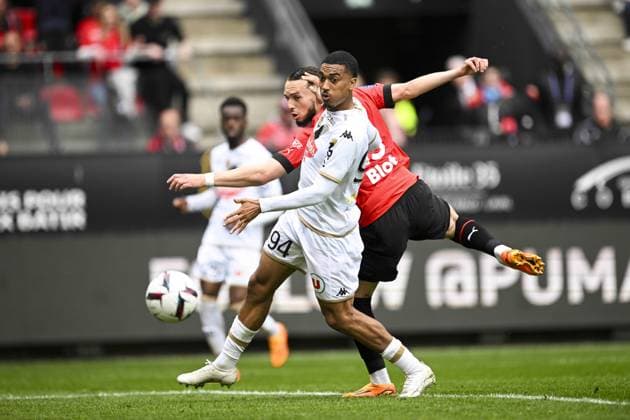 but d Amine Gouiri (Rennes FC) sur un marquage de Yan Valery (Angers) FOOTBALL : Rennes vs Angers - Ligue 1 - 30 04 2023 JBAutissier Panoramic 