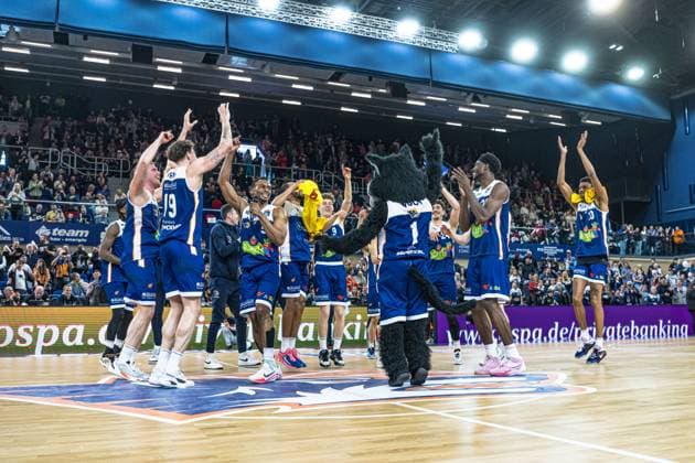 Sport Themen der Woche KW17 Rostock, Deutschland 30. April 2023: 1.BBL - 2022 2023 - Rostock Seawolves vs. Medi Bayreuth Im Bild: Die Mannschaft der Rostock Seawolves feiert mit den Fans den Heimsieg *** Rostock, Germany 30 April 2023 1 BBL 2022 2023 Rostock Seawolves vs Medi Bayreuth In the picture The Rostock Seawolves team celebrates the home victory with fans Copyright: xFotostandx xVoelkerx