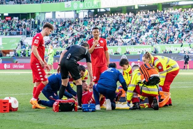 Sport Themen der Woche KW17 Sport Bilder des Tages Silvan Widmer (1. FSV Mainz 05, 30) verletzt sich schwer und muss mit einer medizinischen Trage vom Platz getragen werden, Verletzung VfL Wolfsburg vs. 1. FSV Mainz 05, Fussball, 1. Bundesliga, 30. Spieltag, 30.04.2023 DFL REGULATIONS PROHIBIT ANY OUSE OF PHOTOGRAPHS AS IMAGE SEQUENCES AND OR QUASI-VIDEO VfL Wolfsburg vs. 1. FSV Mainz 05, Fussball, 1. Bundesliga, 30. Spieltag, 30.04.2023 Wolfsburg *** Silvan Widmer 1 FSV Mainz 05, 30 injured badly and has to be carried off the pitch on a medical stretcher, injury VfL Wolfsburg vs 1 FSV Mainz 05, Football, 1 Bundesliga, Matchday 30, 30 04 2023 DFL REGULATES PROHIBIT ANY OUSE OF PHOTOGRAPHS AS IMAGE SEQUENCES AND OR QUASI VIDEO VfL Wolfsburg vs 1 FSV Mainz 05, Football, 1 Bundesliga, Matchday 30, 30 04 2023 Wolfsburg Copyright: xEibner-Pressefoto BahhoxKarax EP_EER