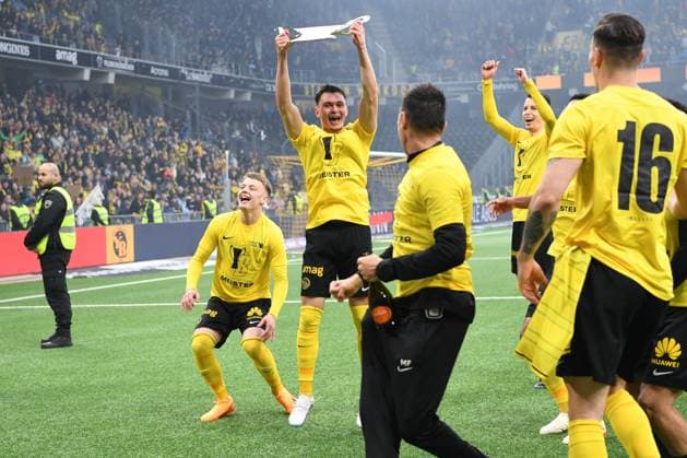 Bilder des Jahres 2023, Sport 04 April Sport Themen der Woche KW17 Sport Bilder des Tages 30.04.2023, Bern, Stadion Wankdorf, Super League: BSC Young Boys - FC Luzern, 32 Fabian Rieder (Young Boys) feiert mit einem gebastelten Pokal den 16. Meistertitel. Bern Stadion Wankdorf Bern Switzerland *** 30 04 2023, Bern, Stadion Wankdorf, Super League BSC Young Boys FC Luzern, 32 Fabian Rieder Young Boys celebrates the 16 championship title with a crafted cup Bern Stadion Wankdorf Bern Switzerland  Copyright: xJustPictures.ch ManuelxWinterbergerx