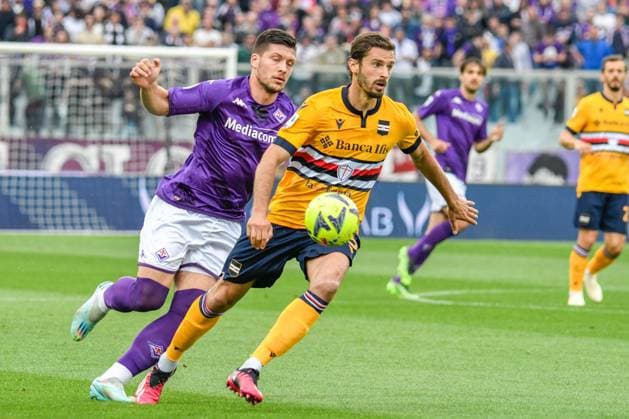 italian soccer Serie A match - ACF Fiorentina vs UC Sampdoria Sampdoria s Marios Oikonomou hampered by Luka Jovic during ACF Fiorentina vs UC Sampdoria, italian soccer Serie A match in Florence, Italy, April 30 2023 Florence Artemio Franchi stadium Italy Copyright: xFabioxFagiolinix xLiveMediax LPS_920715