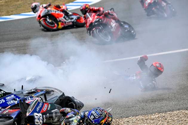 Bilder des Jahres 2023, Sport 04 April Sport Themen der Woche KW17 Sport Bilder des Tages 20 QUARTARARO Fabio (fra), Monster Energy Yamaha MotoGP, Yamaha YZR-M1, action, accident, crash with 88 OLIVEIRA Miguel (prt), RNF MotoGP Team, Aprilia RS-GP during the 2023 MotoGP Gran Premio by Gryfyn de Espana on the Circuit de Jerez - Angel Nieto from April 28 to 30, in Jerez de la Frontera, Spain - MOTO - MOTO GP - SPANISH GRAND PRIX 2023 DPPI Panoramic  _TIN5833