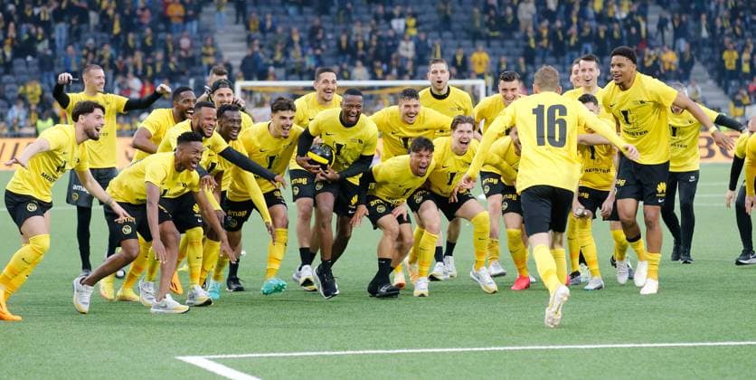 Foto Manuel Geisser 30.04.2023 Wankdorf Stadion Bern , Saison 2022 2023 Herren Fussball Super League BSC Young Boys Bern - FC Luzern YB SCHWEIZER MEISTER 2022 2023 vl. Meschack Elia , Donat Rrudhani , Mohamed Ali Camara , Kevin Rueegg ,Cedric Itten , Fabian Lustenberger und Aurele Amenda (Young Boys)