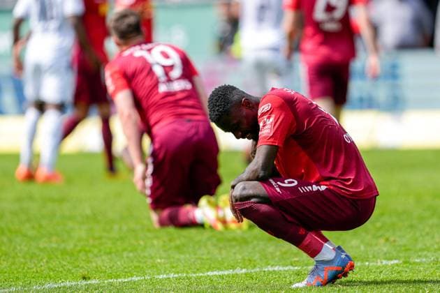 Sport Themen der Woche KW17 Sport Bilder des Tages v.li.: Andreas Albers (Regensburg, 19), Prince Osei Owusu (Regensburg, 9), Spieler vom SSV Jahn Regensburg, enttäuscht schauend, Enttäuschung, Frustration, disappointed, pessimistisch, Aktion, Action, Spielszene, 30.04.2023, Sandhausen (Deutschland), Fussball, 2. Bundesliga, SV Sandhausen - SSV Jahn Regensburg, 30.04.2023, Sandhausen (Deutschland), Fussball, 2. Bundesliga, SV Sandhausen - SSV Jahn Regensburg, DFB DFL REGULATIONS PROHIBIT ANY USE OF PHOTOGRAPHS AS IMAGE SEQUENCES AND OR QUASI-VIDEO. *** v li Andreas Albers Regensburg, 19 , Prince Osei Owusu Regensburg, 9 , player from SSV Jahn Regensburg, looking disappointed, disappointment, frustration, disappointed, pessimistic, action, action, match scene, 30 04 2023, Sandhausen Germany , Football, 2 Bundesliga, SV Sandhausen SSV Jahn Regensburg, 30 04 2023, Sandhausen Germany , Football, 2 Bundesliga, SV Sandhausen SSV Jahn Regensburg, DFB DFL REGULATES PROHIBIT ANY USE OF PHOTOGRAPHS AS IMAGE SEQUENCES AND OR QUASI VIDEO xozx