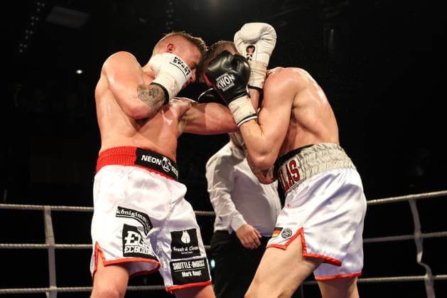 Sport Themen der Woche KW17 Sport Bilder des Tages Boxen: Boxen im Norden, Hamburg, 30.04.2023 Sebastian Formella (GER) - Florian Wildenhof (GER) Hamburg Germany *** Boxing Boxing in the North, Hamburg, 30 04 2023 Sebastian Formella GER Florian Wildenhof GER Hamburg Germany