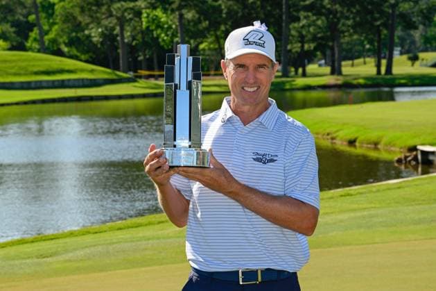 Bilder des Jahres 2023, Sport 04 April Sport Themen der Woche KW17 Sport Bilder des Tages THE WOODLANDS, TX - APRIL 30: Steve Alker holds the trophy for winning the Insperity Invitational at The Woodlands Country Club Tournament Course on April 30, 2023 in The Woodlands, Texas. (Photo by Ken Murray Icon Sportswire) GOLF: APR 30 PGA, Golf Herren Tour Champions Insperity Invitational EDITORIAL USE ONLY Icon230430085