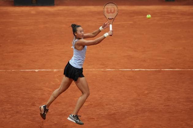 (230501) -- MADRID, May 1, 2023 -- Zheng Qinwen of China returns the ball during the women s singles round of 32 match against Ekaterina Alexandrova of Russia at the Madrid Open tennis tournament in Madrid, Spain, April 30, 2023. ) (SP)SPAIN-MADRID-TENNIS-MADRID OPEN-WOMEN S SINGLES MengxDingbo 