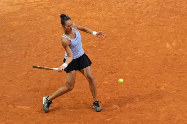 (230501) -- MADRID, May 1, 2023 -- Zheng Qinwen of China returns the ball during the women s singles round of 32 match against Ekaterina Alexandrova of Russia at the Madrid Open tennis tournament in Madrid, Spain, April 30, 2023. ) (SP)SPAIN-MADRID-TENNIS-MADRID OPEN-WOMEN S SINGLES MengxDingbo 