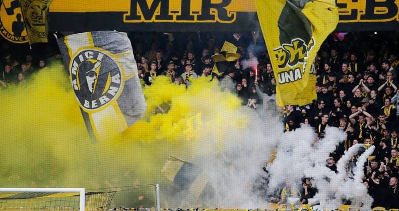 Foto Manuel Geisser 30.04.2023 Wankdorf Stadion Bern , Saison 2022 2023 Herren Fussball Super League BSC Young Boys Bern - FC Luzern Rauchpetarden YB Fans