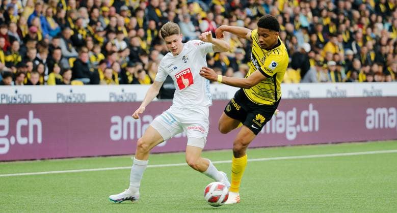 Foto Manuel Geisser 30.04.2023 Wankdorf Stadion Bern , Saison 2022 2023 Herren Fussball Super League BSC Young Boys Bern - FC Luzern Lars Villiger (FC Luzern) gegen Aurele Amenda (Young Boys)