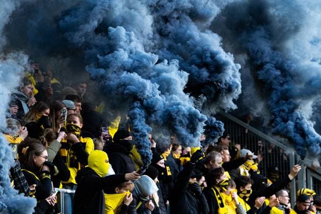 Sport Themen der Woche KW18 Sport Bilder des Tages 230501 Fans of Lillestrom during the Eliteserien football match between Valerenga and Lillestrom on May 1, 2023 in Oslo. Photo: Vegard Grott BILDBYRAN kod VG VG0442 bbeng fotball football fotboll soccer eliteserien valerenga vif lillestrom lsk fan publik askadare supporter pyro pyroteknik bengal rök rökpatron *** 230501 Fans of Lillestrom during the Eliteserien football match between Valerenga and Lillestrom on May 1, 2023 in Oslo Photo Vegard Grott BILDBYRAN code VG VG0442 bbeng fotball football soccer football soccer eliteserien valerenga vif lillestrom lsk fan publik askadare supporter pyro pyroteknik bengal smoke smoke smoke cartridge  Copyright: VEGARDxGRoTT BB230501VG046