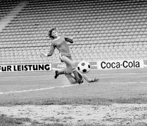 Deutsche Frauenfußball - Meisterschaft Halbfinale 04.06.1971 , FC Bayern München - TV Jahn Delmenhorst 5:2 Tor 1:0 durch Karin Danner (FC Bayern) vor leeren Rängen *** German womens soccer championship semifinal 04 06 1971 , FC Bayern Munich TV Jahn Delmenhorst 5 2 goal 1 0 by Karin Danner FC Bayern in front of empty stands HM