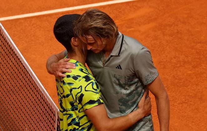 Sport Themen der Woche KW18 Sport Bilder des Tages Mandatory Credit: Photo by Ella Ling Shutterstock (13890331cc) Carlos Alcaraz of Spain hugs Alexander Zverev Mutua Madrid Open, Day 9 Tennis, La Caja Magica, Madrid, Spain - 02 May 2023 Mutua Madrid Open, Day 9 Tennis, La Caja Magica, Madrid, Spain - 02 May 2023  Copyright: xEllaxLing Shutterstockx 13890331cc