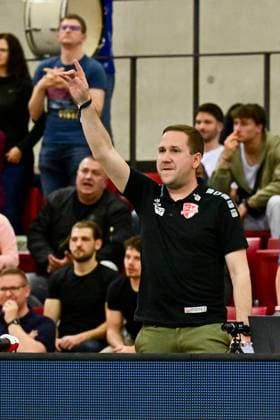 DVV Play-Off Allianz MTV Stuttgart - SC Potsdam DVV, Play-off, DM, Volleyball, Damen, Saison 2022 23, Allianz MTV Stuttgart (in Blau), gegen SC Potsdam (in Rot), SCP_teammanager Eugen Benzel, *** DVV Play Off Allianz MTV Stuttgart SC Potsdam DVV, Play off, DM, Volleyball, Women, Season 2022 23, Allianz MTV Stuttgart in blue , against SC Potsdam in red , SCP teammanager Eugen Benzel, Copyright: xBEAUTIFULxSPORTS TomxBlochx