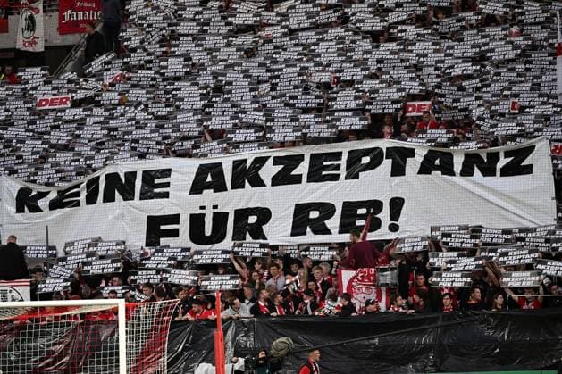 Sport Themen der Woche KW18 Sport Bilder des Tages 02.05.2023, xjhx, Fussball DFB Pokal 1 2 Finale, SC Freiburg - RB Leipzig emspor, v.l. Fans, Zuschauer, Ultras, Schals, Fahnen, Stimmung SC Freiburg Choreographie Anti Red Bull (DFL DFB REGULATIONS PROHIBIT ANY USE OF PHOTOGRAPHS as IMAGE SEQUENCES and or QUASI-VIDEO) Freiburg *** 02 05 2023, xjhx, football DFB Pokal 1 2 final, SC Freiburg RB Leipzig emspor, v l fans, spectators, ultras, scarves, flags, mood SC Freiburg choreography anti Red Bull DFL DFB REGULATIONS PROHIBIT ANY USE OF PHOTOGRAPHS as IMAGE SEQUENCES and or QUASI VIDEO Freiburg