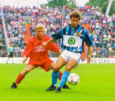 RECORD DATE NOT STATED Aus 2. BL. Saison 1993 94 Hannover 96 - 1. FC Saarbrücken 4:1 am 21.08.1993. Im Foto: Han96 Spieler ist Andreas Winkler *** From 2 BL season 1993 94 Hannover 96 1 FC Saarbrücken 4 1 on 21 08 1993 In photo Han96 player is Andreas Winkler