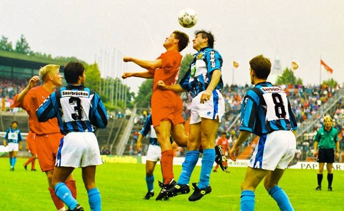 RECORD DATE NOT STATED Aus 2. BL. Saison 1993 94 Hannover 96 - 1. FC Saarbrücken 4:1 am 21.08.1993. Im Foto: Han96 Spieler sind: mit Kopfbal Andre Breitenreiter sowie li. Andreas Winkler *** From 2 BL season 1993 94 Hannover 96 1 FC Saarbrücken 4 1 on 21 08 1993 In the photo Han96 players are with head Andre Breitenreiter as well as left Andreas Winkler