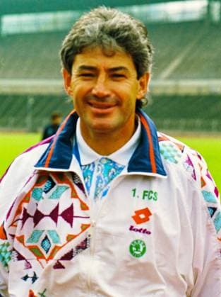 RECORD DATE NOT STATED Aus 2. BL. Saison 1993 94 Hannover 96 - 1. FC Saarbrücken 4:1 am 21.08.1993. Im Foto: FC Saarbrücken Bediensteter *** From 2 BL season 1993 94 Hannover 96 1 FC Saarbrücken 4 1 on 21 08 1993 In photo FC Saarbrücken servant