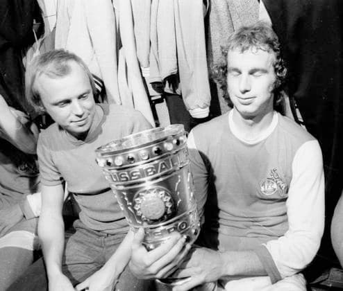 DFB Pokalfinale 1973: Borussia Mönchengladbach - 1. FC Köln 2:1 Pokalsieger Borussia Mönchengladbach, Hans Jürgen Wittkamp und Rainer Bonhof, in der Kabine mit dem DFB-Pokal. *** DFB Cup Final 1973 Borussia Mönchengladbach 1 FC Köln 2 1 Cup winner Borussia Mönchengladbach, Hans Jürgen Wittkamp and Rainer Bonhof, in the dressing room with the DFB Cup HM