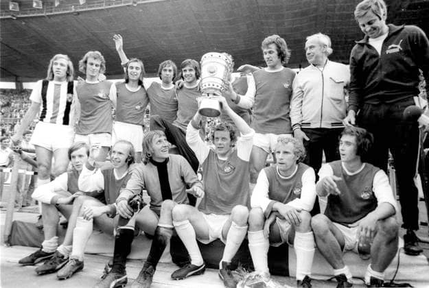 DFB Pokalfinale 1973: Borussia Mönchengladbach - 1. FC Köln 2:1 Pokalsieger Borussia Moenchengladbach mit stehend von links : Günter Netzer, Rainer Bonhof, Dietmar Danner, Uli Stielike, Christian Kulik , Klaus-Dieter Sieloff (verdeckt), Jupp Heynckes, Trainer Hennes Weisweiler, Assistent Karl-Heinz Drygalsky. sitzend von links : Henning Jensen, Bernd Rupp, Torwart Wolfgang Kleff, Herbert -Hacki- Wimmer, Berti Vogts und Heinz Michallik. *** DFB Cup Final 1973 Borussia Moenchengladbach 1 FC Köln 2 1 Cup winner Borussia Moenchengladbach with standing from left Günter Netzer, Rainer Bonhof, Dietmar Danner, Uli Stielike, Christian Kulik , Klaus Dieter Sieloff hidden , Jupp Heynckes, coach Hennes Weisweiler, assistant Karl Heinz Drygalsky seated from left Henning Jensen, Bernd Rupp, goalkeeper Wolfgang Kleff, Herbert Hacki Wimmer, Berti Vogts and Heinz Michallik HM