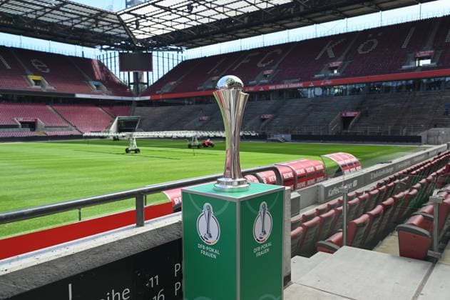 Der DFB Pokal der Frauen steht im Stadion bei der Pressekonferenz zum DFB Pokalfinale der Frauen das am 18.05.2023 zwischen dem Vfl Wolfsburg und dem SC Freiburg stattfindet.