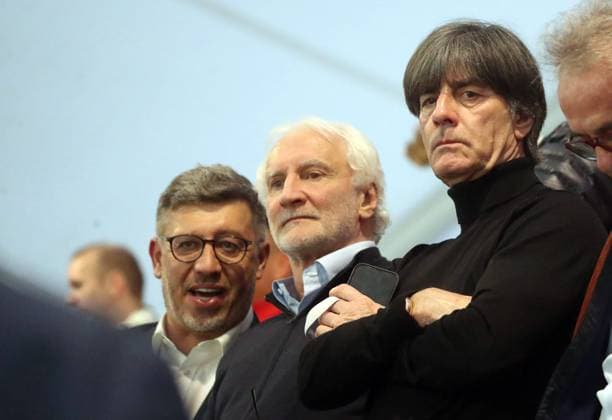 03.05.23 VfB Stuttgart - Eintracht Frankfurt Deutschland, Stuttgart, 03.05.2023, Fussball, DFB-Pokal, Halbfinale, VfB Stuttgart - Eintracht Frankfurt: v.l. Claus Vogt (Präsident VfB Stuttgart), Rudi Völler (Sportdirektor DFB), Joachim Löw.