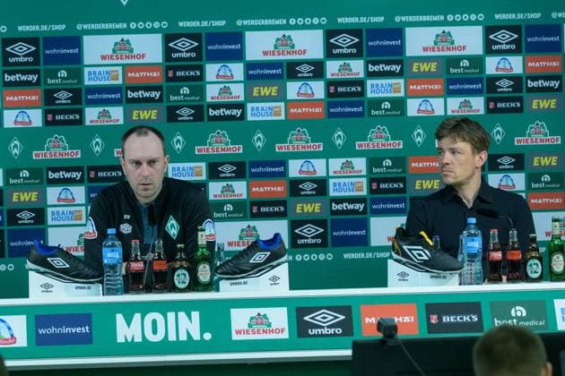 Sport Bilder des Tages GER, 1.FBL, Werder Bremen PK 04.05.2023, wohninvest Weserstadion - PK Raum, Bremen, GER, 1.FBL, Werder Bremen PK Mixedzone Ole Werner (SV Werder Bremen Trainer); ; am Podium im Medienraum sitzend während der Pressekonferenz vor dem Bayern Spiel