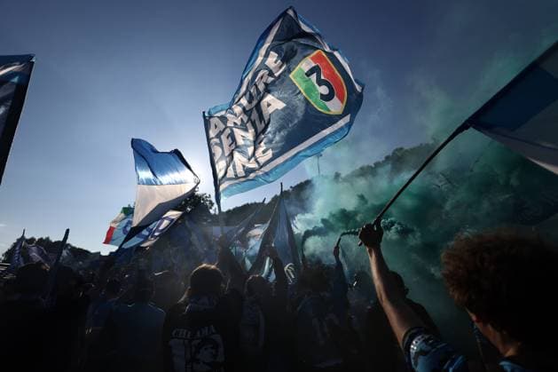 Foto Alessandro Garofalo LaPresse 05 Maggio 2023 Napoli, Italia calcio - Scudetto, Maxischermo al Maradona per Udinese-Napoli. Serie A TIM 2022 2023 - stadio Diego Armando Maradona Nella foto: tifosi Napoli in attesa dell& xec;apertura dei cancelli allo stadio Maradona 4 Maggio, 2023 Naples, Italy sport soccer - Italian Football Championship League A TIM 2022 2023 - Diego Armando Maradona stadium.Scudetto, Maxi screen at Maradona for Udinese-Naples.In the pic: Napoli fans  Copyright: xAlessandroxGarofalo LaPressex