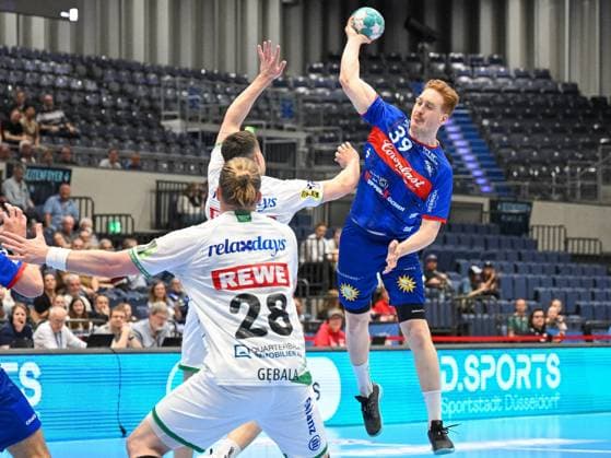 Lukas Stutzke (Bergischer HC, 39) mit einem Wurf aus der zweiten Reihe gegen Matej Klima (SC DHfK Leipzig, 13) und Maciej Gebala (SC DHfK Leipzig, 28). Bergischer HC vs. SC DHfK Leipzig, Handball, LIQUI Moly HBL, 27. Spieltag, Saison 2022 2023, 04.05.2023 Bergischer HC vs. SC DHfK Leipzig, Handball, LIQUI Moly HBL, 27. Spieltag, Saison 2022 2023, 04.05.2023 Duesseldorf Copyright: xEibner-Pressefotox xThomasxHaeslx EP_EER