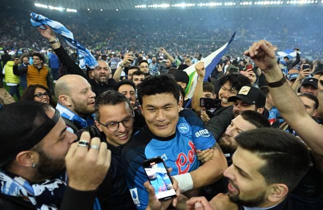 FUSSBALL SERIE A SAISON 2022 2023 33. Spieltag Udinese Calcio - SSC Neapel 04.05.2023 JUBEL, der SSC Neapel feiert die dritte Meisterschaft in der Vereinsgeschichte: Spieler Min-Jae Kim (Mitte unten) nach dem Platzsturm nach dem Spiel umgeben von Napoli Fans