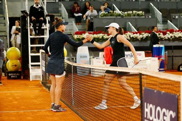 (L-R) Veronika Kudermetova (RUS), Iga Swiatek (POL), MAY 4, 2023 - Tennis : Veronika Kudermetova and Iga Swiatek shake hands after singles semi-final match on the WTA, Tennis Damen 1000 tournaments Mutua Madrid Open tennis tournament at the Caja Magica in Madrid, Spain. Noxthirdxpartyxsales  (217573036)