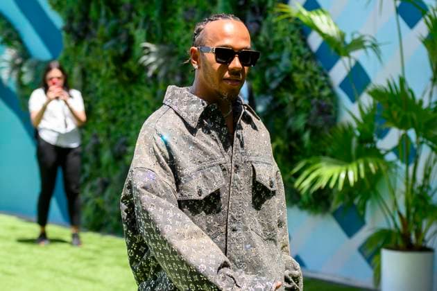 Sport Bilder des Tages 5th May 2023: Miami International Autodrome, Miami Gardens, Florida, USA: Formula 1 Crypto.com Miami Grand Prix 2023: Free Practice Day: Mercedes-AMG PETRONAS driver Lewis Hamilton arrives at the Paddock.  ActionPlus12505114 DouglasxMurray