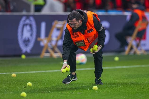 Bilder des Jahres 2023, Sport 05 Mai Sport Themen der Woche KW18 Sport Bilder des Tages 05.05.2023, Fussball, Saison 2022 2023, 1. Bundesliga, 31. Spieltag, Bayer 04 Leverkusen - 1. FC Köln, Fans des 1. FC Köln werfen zahlreiche Tennisbälle auf das Spielfeld, die von den Ordnern aufgesammelt werden müssen, Leverkusen BayArena NRW Deutschland xRHR-FOTO DEx *** 05 05 2023, Football, 2022 2023 season, 1 Bundesliga, 31 match day, Bayer 04 Leverkusen 1 FC Köln, 1 FC Köln fans throw numerous tennis balls onto the pitch, which have to be picked up by stewards, Leverkusen BayArena NRW Germany xRHR PHOTO DEx Copyright: DennisxEwert RHR-FOTOx RHR-FOTO DE