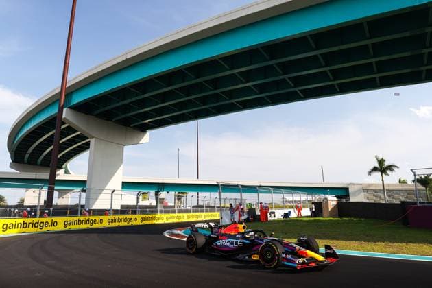 01 VERSTAPPEN Max (nld), Red Bull Racing RB19, action during the Formula 1 Crypto.com Miami Grand Prix 2023, 5th round of the 2023 Formula One World Championship, WM, Weltmeisterschaft from May 05 to 07, 2023 on the Miami International Autodrome, in Miami Gardens, Florida, United States of America - F1 - MIAMI GRAND PRIX 2023 DPPI Panoramic  00122010_AV3_9271