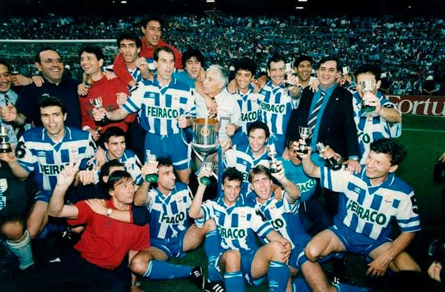 El exjugador y exentrenador de futbol Arsenio Iglesias. En la imagen, con el Deportivo tras ganar la Copa del Rey. Spanish former football player and coach Arsenio Iglesias. In this picture, with Deportivo after winning the SpainÂ s King Cup. ARCHIVOxMARCA  ecommerceFotos eCommerce2-135598845
