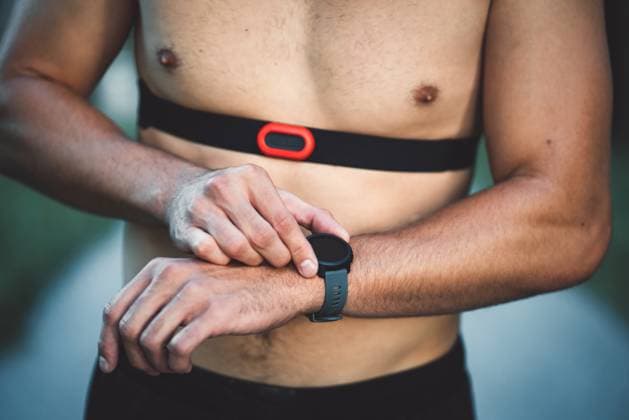 Unrecognizable man with a band around his chest measuring his pulse during activity Fit man checking smart watch wearable technology smartwatch on workout outside. Man wearing smart watch during his training, measuring his activity. High quality photo (License=RF) 19852524 ,model released, Symbolfoto Copyright: xZoonar.com ZigaxPlahutarx 19852524 ,model released, Symbolfoto ,property released