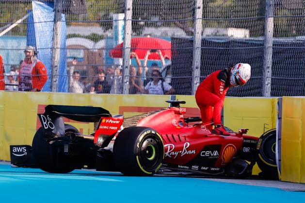 Sport Bilder des Tages MIAMI GARDENS, FL - MAY 05: Charles Leclerc 16 of Team Monaco and Scuderia Ferrari climbs out of the car after hitting the barrier during practice for the F1 Crypto.com Miami Grand Prix on May 5, 2023 at Miami International Autodrome in Miami Gardens, Florida. (Photo by Rich Graessle Icon Sportswire) AUTO: MAY 05 F1 Crypto.com Miami Grand Prix EDITORIAL USE ONLY Icon23050514527