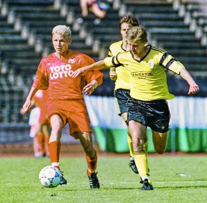 RECORD DATE NOT STATED Aus 2. BL. Saison 1993 94 Hannover 96 - FC Carl Zeiss Jena1:0 am 14.08.1993. Im Foto: am Ball Torschütze Andreas Winkler *** From 2 BL season 1993 94 Hannover 96 FC Carl Zeiss Jena1 0 on 14 08 1993 In the photo on the ball scorer Andreas Winkler