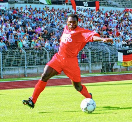 RECORD DATE NOT STATED Aus 2. BL. Saison 1993 94 Hannover 96 - FC Carl Zeiss Jena1:0 am 14.08.1993. Im Foto: Han96 Spieler Boniface Okafor *** From 2 BL season 1993 94 Hannover 96 FC Carl Zeiss Jena1 0 on 14 08 1993 In photo Han96 player Boniface Okafor
