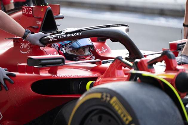 May 5, 2023, Miami, Florida, United States: CARLOS SANIZ (SPA) of Ferrari 55 races in Free Practice 2 while being assisted by Scuderia Ferrari pit crew mechanics...Teams prepare to compete in the second running of America s second calendar F1 race, with a record breaking three Grand Prix events to be held in America this year in Miami, Austin and Las Vegas, owing to the growing popularity of the thanks to Netflix s Drive to Survive Docuseries. Aston Martin, Ferrari and others plan on trying to challenge Red Bull Oracle Racing s Max Verstappen s dominance over the 2023 season. Motorsports, open wheel racing, Liberty Media. Miami United States - ZUMAb177 20230505_zap_b177_419 Copyright: xTaidghxBarronx