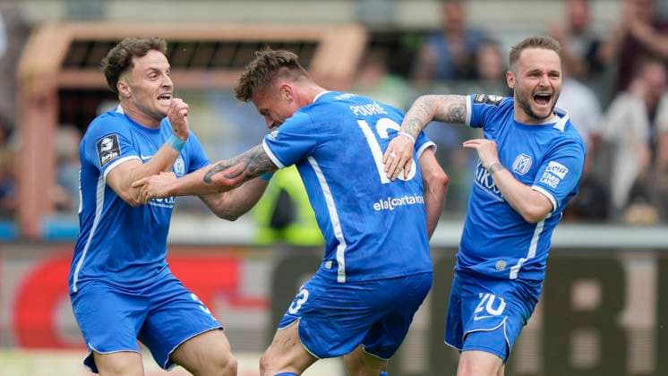 Sport Themen der Woche KW18 Sport Bilder des Tages 06.05.2023, Hänsch-Arena, Meppen, GER, 3. Liga, 35. Spieltag: SV Meppen vs RW Essen, Mirnes Pepic (SV Meppen 30), 2:0-Torschütze Marvin Pourie PouriÃ (SV Meppen 13) und Marius Kleinsorge (SV Meppen 20) jubeln, DFL REGULATIONS PROHIBIT ANY USE OF PHOTOGRAPHS AS IMAGE SEQUENCES AND OR QUASI-VIDEO. Meppen Niedersachsen Germany Hänsch-Arena *** 06 05 2023, Hänsch Arena, Meppen, GER, 3 Liga, 35 Spieltag SV Meppen vs RW Essen, Mirnes Pepic SV Meppen 30 , 2 0 Goal scorer Marvin Pourie PouriÃ SV Meppen 13 and Marius Kleinsorge SV Meppen 20 cheer, DFL REGULATIONS PROHIBIT ANY USE OF PHOTOGRAPHS AS IMAGE SEQUENCES AND OR QUASI VIDEO Meppen Niedersachsen Germany Hänsch Arena
